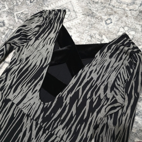 BCBGENERATION Black Grey Zebra Print Vneck Fitted Long Sleeve Mini Dress L - Picture 11 of 16